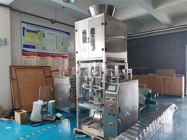 全套粉体自动91香蕉视频免费下载流水线由螺杆计量机、真空上料机、成品输送机组成